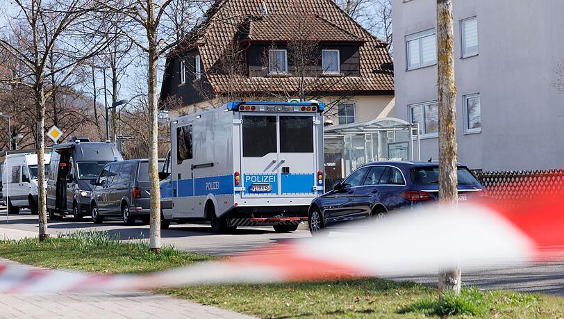 Fahrzeuge der Polizei stehen am Einsatzort in Reutlingen.
