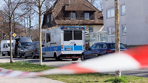 Fahrzeuge der Polizei stehen am Einsatzort in Reutlingen.