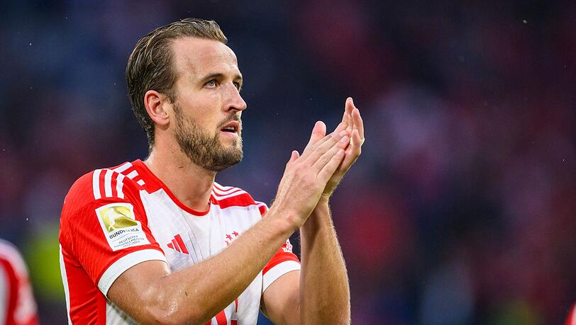 Münchens Harry Kane klatscht nach dem Spiel.