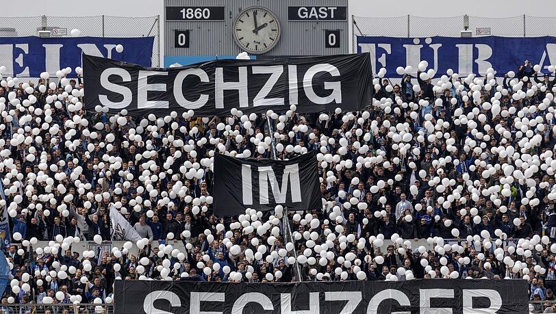 Fans in der Westkurve bei einer Aktion für den dauerhaften Verbleib der Löwen im Grünwalder Stadion. Fans in der Westkurve bei einer Aktion für den dauerhaften Verbleib der Löwen im Grünwalder Stadion.