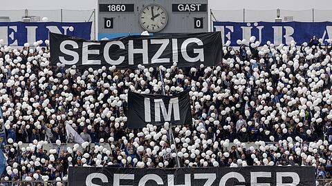 Fans in der Westkurve bei einer Aktion für den dauerhaften Verbleib der Löwen im Grünwalder Stadion.