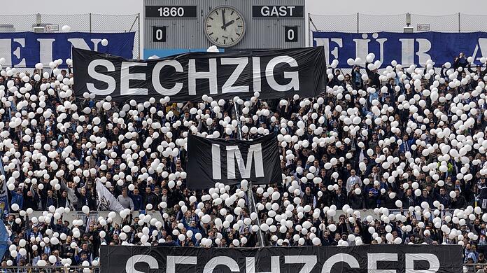 Fans in der Westkurve bei einer Aktion für den dauerhaften Verbleib der Löwen im Grünwalder Stadion.
