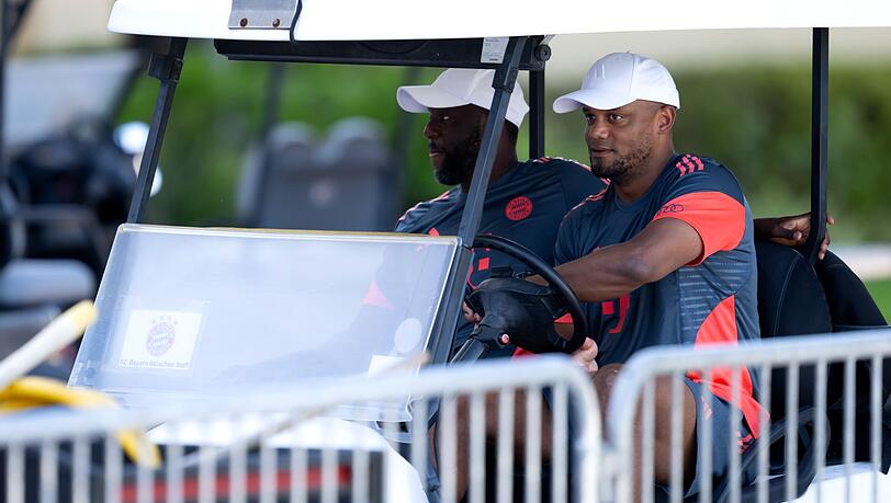 Vincent Kompany kommt im Golfcart zum Training.