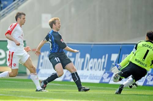Der Fangschuss für den Club: Frankfurts Christian Mikolajczak setzt sich auf der linken Seite durch und trifft gegen FCN-Keeper Raphael Schäfer ins kurze Toreck. Dennis Diekmeier (l.) kommt zu spät.