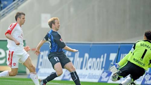 Der Fangschuss für den Club: Frankfurts Christian Mikolajczak setzt sich auf der linken Seite durch und trifft gegen FCN-Keeper Raphael Schäfer ins kurze Toreck. Dennis Diekmeier (l.) kommt zu spät. Der Fangschuss für den Club: Frankfurts Christian Mikolajczak setzt sich auf der linken Seite durch und trifft gegen FCN-Keeper Raphael Schäfer ins kurze Toreck. Dennis Diekmeier (l.) kommt zu spät.