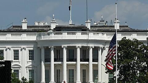 Auch die Flagge vor dem Wei&szlig;en Haus in Washington weht aktuell wegen des Todes von Dolly Parton auf Halbmast.