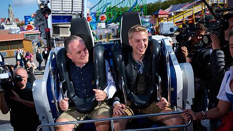 Die Vorfreude auf das Oktoberfest steigt: OB Dominik Krause (r) und Wiesn-Chef Christian Scharpf sitzen schon einmal Probe.
