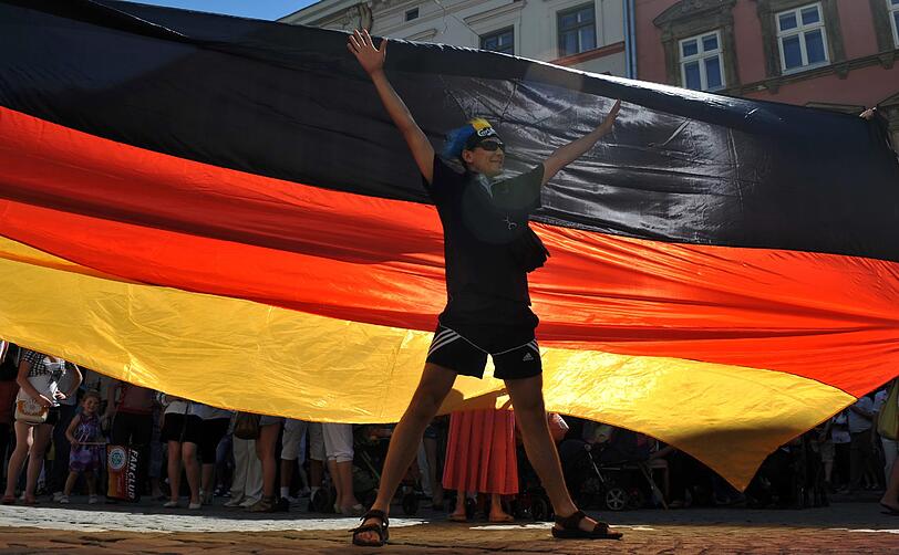 Dieser Fan gibt sich schon Siegesgewiss.