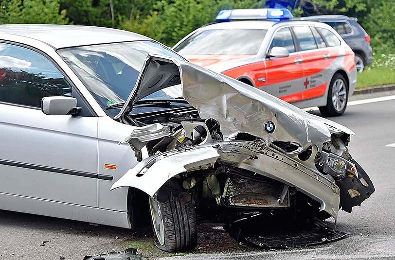 Der BMW hat einen Totalschaden. Durch den Zusammenstoß wurde die Vorderseite des Wagens komplett demoliert.