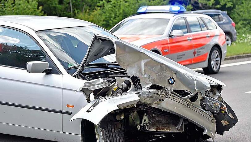 Der BMW hat einen Totalschaden. Durch den Zusammenstoß wurde die Vorderseite des Wagens komplett demoliert. Der BMW hat einen Totalschaden. Durch den Zusammenstoß wurde die Vorderseite des Wagens komplett demoliert.