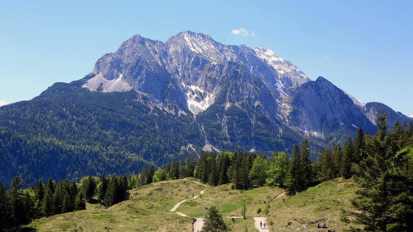 Blick vom Hohen Kranzberg auf die Obere Wettersteinspitze.