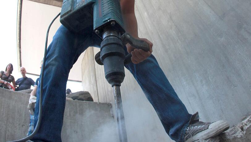 Bei einem Arbeitsunfall hat ein Handwerker in eine Starkstromleitung gebohrt. (Symbolbild) Bei einem Arbeitsunfall hat ein Handwerker in eine Starkstromleitung gebohrt. (Symbolbild)