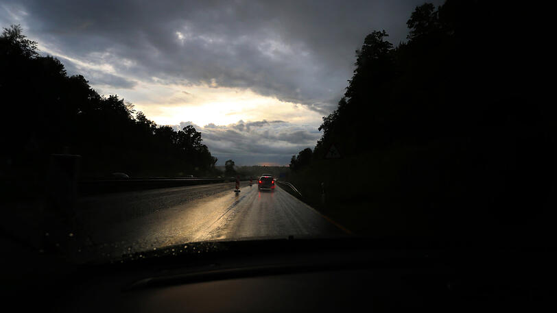 Die Männer haben sich mit ihrem Auto vor und neben die 40-Jährige gesetzt. (Symbolbild)