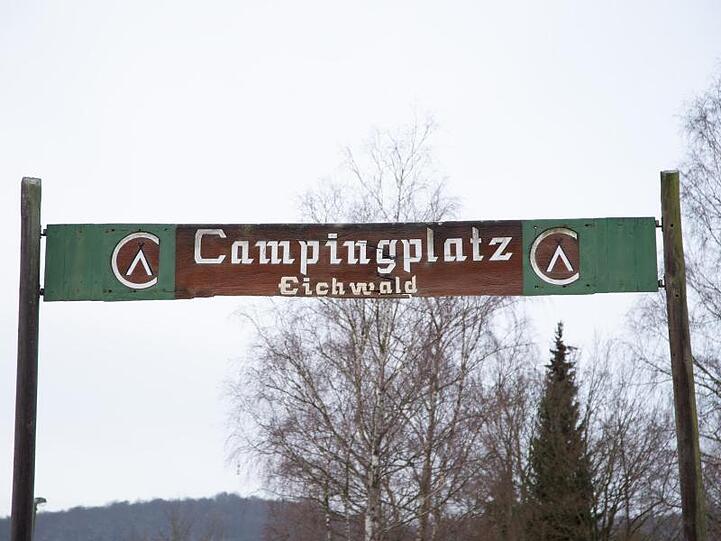 Einfahrt auf den Campingplatz in Lügde. Drei Männer sitzen in Untersuchungshaft.