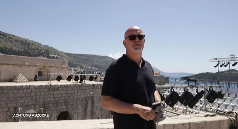 Nachdem der TV-Moderator gehört hat, was andere Touristen für eine "GOT"-Tour bezahlt haben, ist er sauer. Nachdem der TV-Moderator gehört hat, was andere Touristen für eine "GOT"-Tour bezahlt haben, ist er sauer.