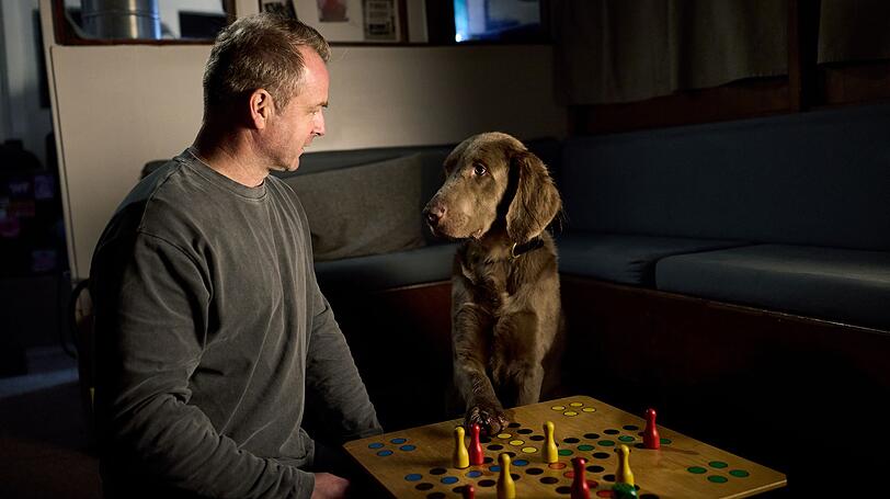 Hund Holly (Fritz) wird von Herrchen Hauke (Hinnerk Schönemann) immer mehr vermenschlicht. Mittlerweile spielt das Paar sogar "Mensch Ärgere Dich Nicht" zusammen - und Holly weiß nicht nur, wie man würfelt, sondern auch, wie man sein Herrchen besiegt. Hund Holly (Fritz) wird von Herrchen Hauke (Hinnerk Schönemann) immer mehr vermenschlicht. Mittlerweile spielt das Paar sogar "Mensch Ärgere Dich Nicht" zusammen - und Holly weiß nicht nur, wie man würfelt, sondern auch, wie man sein Herrchen besiegt.