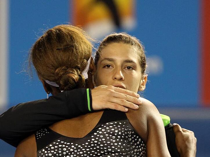 Andrea Petkovic umarmt Venus Williams als diese in der dritten Runde verletzt vom Platz geht.