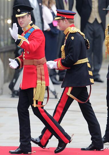 Prinz William und sein Bruder Harry als sein Trauzeuge gehen über den Roten Teppich in die Kathedrale.