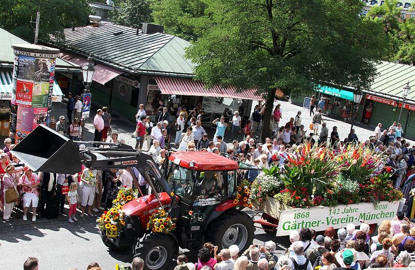 Der Gärtnerjahrtag geht auf ein Gelübde nach der Pestzeit im 17. Jahrhundert zurück. Bis heute wird es bei der heiligen Gertrud von Nivelles, der Schutzpatronin der Gärtner abgelegt. Das Gärtnerfest gehört mit Metzgersprung und Schäfflertanz zu den ältesten Brauchtümern der Stadt München.