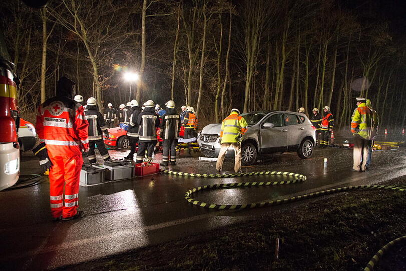 Wendemanöver mit schlimmen Folgen: Ein Auto auf der B20 bei Freilassing bemerkt zu spät, dass der BMW vor ihm wenden will. Es kommt zum Crash; der BMW-Fahrer wird schwer verletzt.