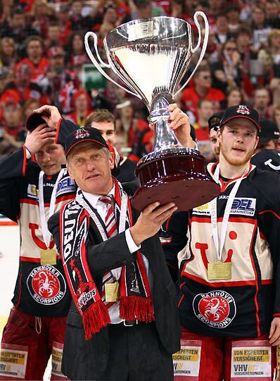 25. April 2010: Finale gegen die Augsburger Panther - Hans Zach feiert mit den Hannover Scorpions den Gewinn des DEL-Titels