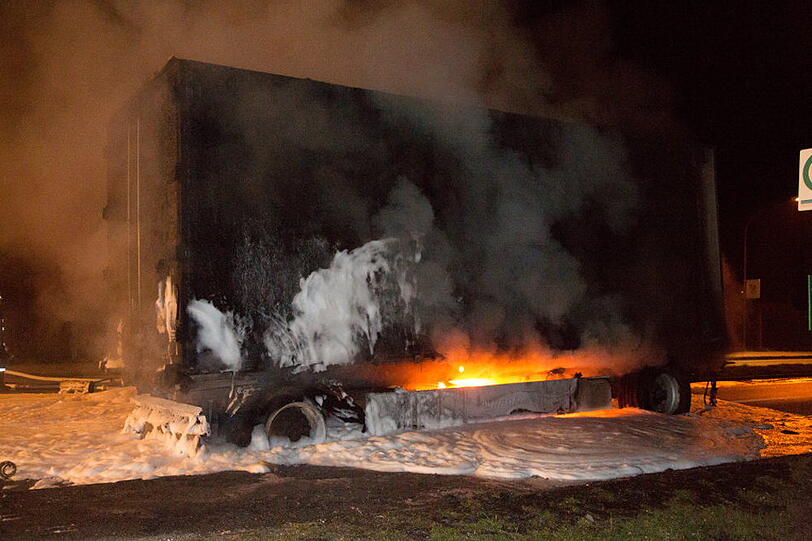 Die Feuerwehr musste einen brennenden Fleischanhänger mit Schaum löschen. Hier die Bilder vom Brand.