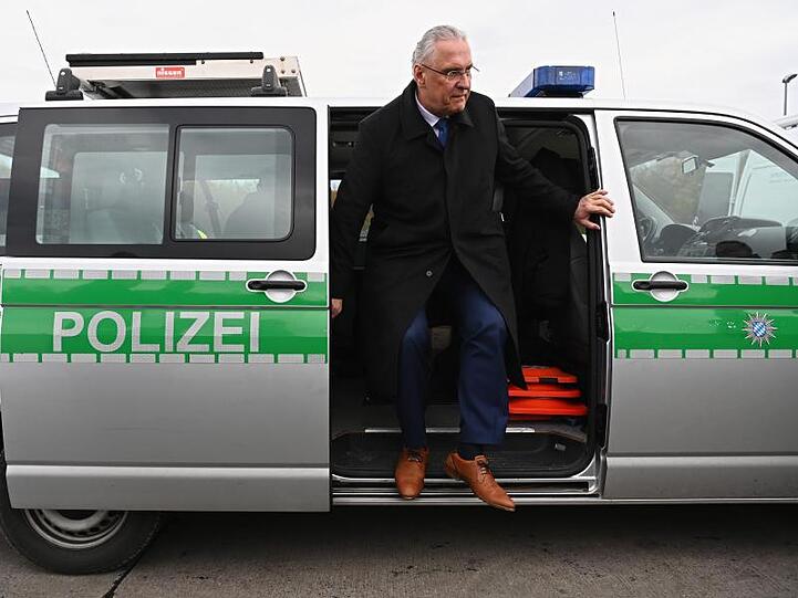 Der bayerische Innenminister Joachim Herrmann (CSU) steigt aus einem Polizeifahrzeug aus. Foto: Nicolas Armer/dpa/Archivbild