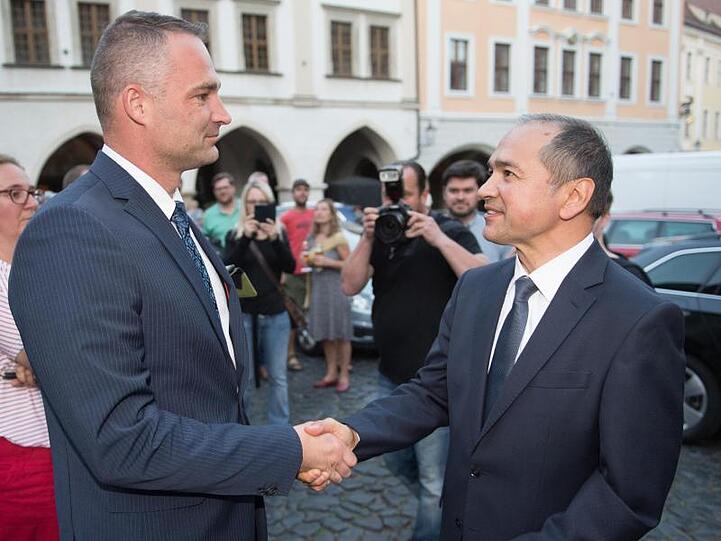 Sebastian Wippel gratuliert Octavian Ursu, dem neuen Oberbürgermeister von Görlitz. Ursu hat die Stichwahl am Sonntag klar gewonnen.