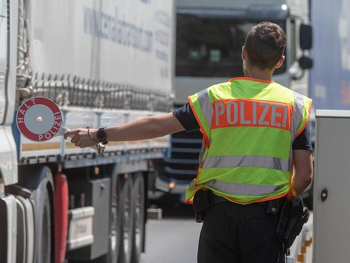 Ein Polizist steht an einer Kontrollstelle auf der Autobahn 3 kurz hinter der deutsch-österreichischen Grenze. Foto: Armin Weigel/Archiv