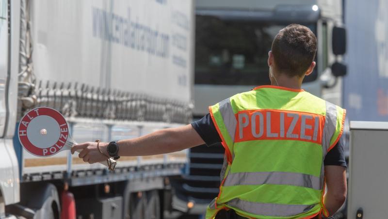 Ein Polizist steht an einer Kontrollstelle auf der Autobahn 3 kurz hinter der deutsch-österreichischen Grenze. Foto: Armin Weigel/Archiv Ein Polizist steht an einer Kontrollstelle auf der Autobahn 3 kurz hinter der deutsch-österreichischen Grenze. Foto: Armin Weigel/Archiv