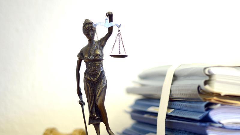 Justitia mit Holzhammer und Aktenstapel. Foto: Volker Hartmann/dpa/Symbolbild Justitia mit Holzhammer und Aktenstapel. Foto: Volker Hartmann/dpa/Symbolbild