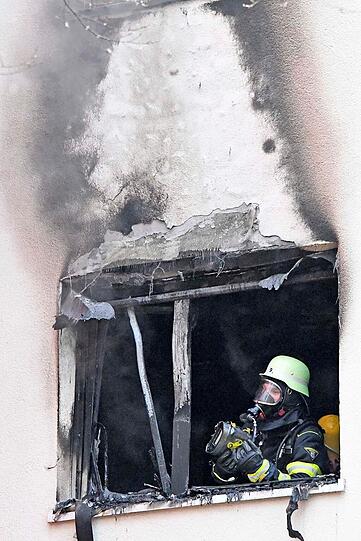 Im zweiten Obergeschoss eines Mehrfamilienhauses in der Bunsenstraße ist am Montagvormittag ein heftiger Wohnungsbrand ausgebrochen.