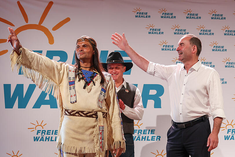 Hubert Aiwanger mit einem "Winnetou"-Darsteller beim Gillamoos der Freien Wähler.