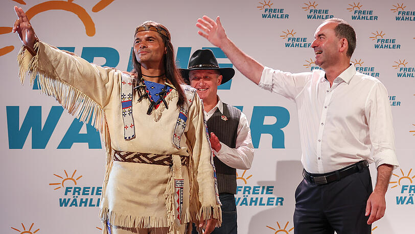 Hubert Aiwanger mit einem "Winnetou"-Darsteller beim Gillamoos der Freien Wähler.