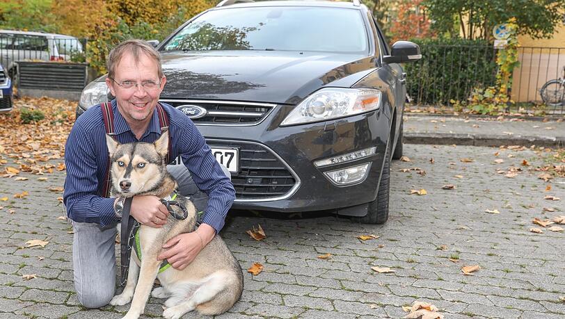 Holger Hans Macht mit Husky Tommy - und seinem neuen gebrauchten Diesel. Eigentlich sollte es ein nagelneues E-Auto werden. Doch für Macht waren die Hindernisse und Hürden zu groß. Es scheiterte an einem persönlichen Ladepunkt in der Tiefgarage.