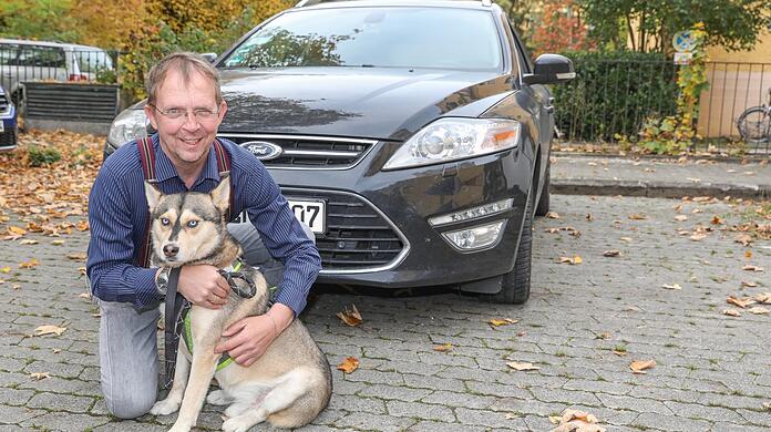 Holger Hans Macht mit Husky Tommy - und seinem neuen gebrauchten Diesel. Eigentlich sollte es ein nagelneues E-Auto werden. Doch für Macht waren die Hindernisse und Hürden zu groß. Es scheiterte an einem persönlichen Ladepunkt in der Tiefgarage.
