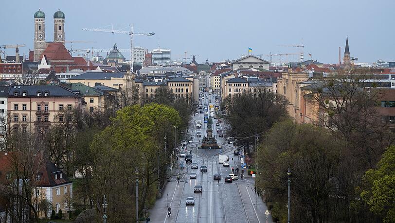 Autos fahren über die Maximilianstraße. Autos fahren über die Maximilianstraße.