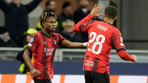 Samuel Chukwueze (l) traf für Milan zum zwischenzeitlichen 1:1.
