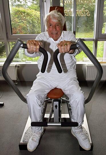 Unglaublich - Jopie Heesters hat sogar mit 101 Jahren noch Sport im Fitnessstudio getrieben.