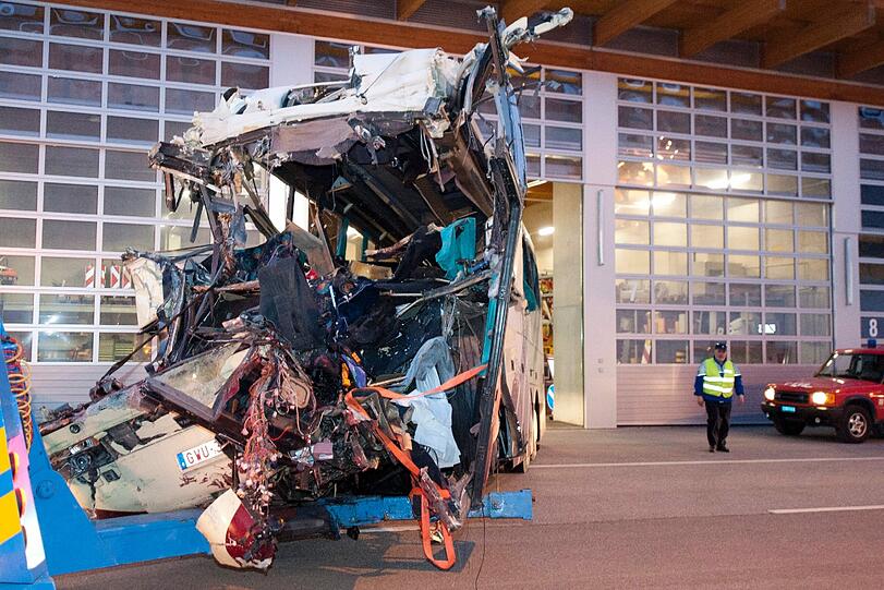 Horror-Unfall in der Schweiz: Die Bilder vom verunglückten Bus. Bei dem Crash kame 28 Menschen ums Leben - darunter 22 Kinder