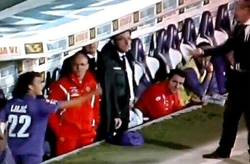 Trainer Delio Rossi (ganz rechts) und Spieler Adem Ljajic beschimpfen sich zunächst nur...