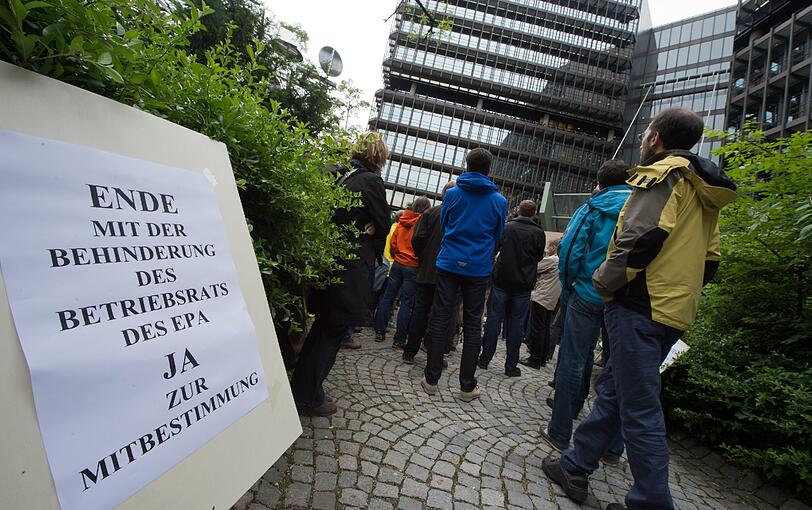 Mitarbeiter des Europäischen Patentamtes (EPA) demonstrieren am 26.06.2013 vor dem Europäischem Patentamt in München auf ihrer Versammlung mit Plakaten für Rede und Vereinigungsfreiheit.