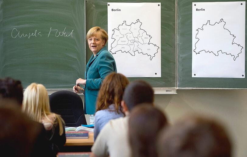 "Guten Morgen Frau Merkel" - Die Kanzlerin als Aushilfslehrerin in Berlin. Die Bilder!