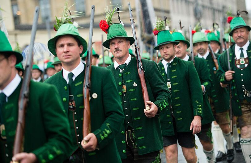 Der erste Wiesn-Sonntag gehört den Trachtlern und dem traditionellen Umzug. In den Zelten ging's gemütlicher zu als beim Anstich. Die Bilder von Tag 2 zum Durchklicken.