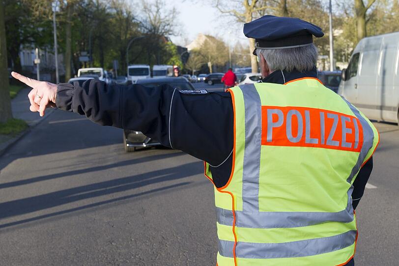 Als die Polizisten den Wagen kontrollierten, fielen ihnen gleich mehrere Sachen auf.