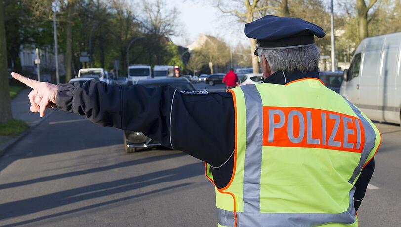 Als die Polizisten den Wagen kontrollierten, fielen ihnen gleich mehrere Sachen auf. Als die Polizisten den Wagen kontrollierten, fielen ihnen gleich mehrere Sachen auf.