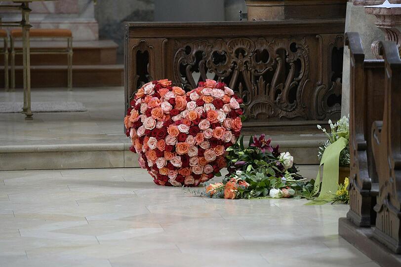 Ein Herz aus Rosen liegt auf dem Boden der Kirche