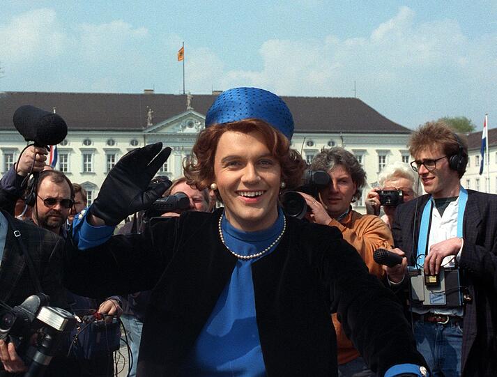 Hape, wir vermissen dich, komm' wieder zurück ins TV! Legendär war Kerkelings Auftritt als Königin Beatrix der Niederlande vor Schloss Bellevue im Jahr 1991. Der Komiker hat sich seit seinem 50. Geburtstag zurückgezogen und schreibt (Dreh-)Bücher.