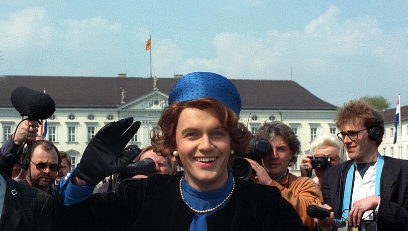 Hape, wir vermissen dich, komm' wieder zurück ins TV! Legendär war Kerkelings Auftritt als Königin Beatrix der Niederlande vor Schloss Bellevue im Jahr 1991. Der Komiker hat sich seit seinem 50. Geburtstag zurückgezogen und schreibt (Dreh-)Bücher. Hape, wir vermissen dich, komm' wieder zurück ins TV! Legendär war Kerkelings Auftritt als Königin Beatrix der Niederlande vor Schloss Bellevue im Jahr 1991. Der Komiker hat sich seit seinem 50. Geburtstag zurückgezogen und schreibt (Dreh-)Bücher.