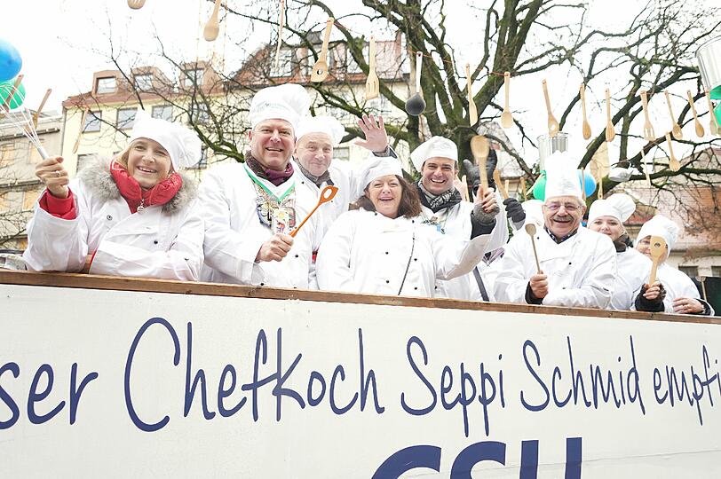 Kalt war's, aber lustig: So feierten die Damischen Ritter ihren Faschingsumzug in der Innenstadt. Hier Bürgermeister Josef Schmid als Chefkoch... Die Bilder zum Durchklicken.